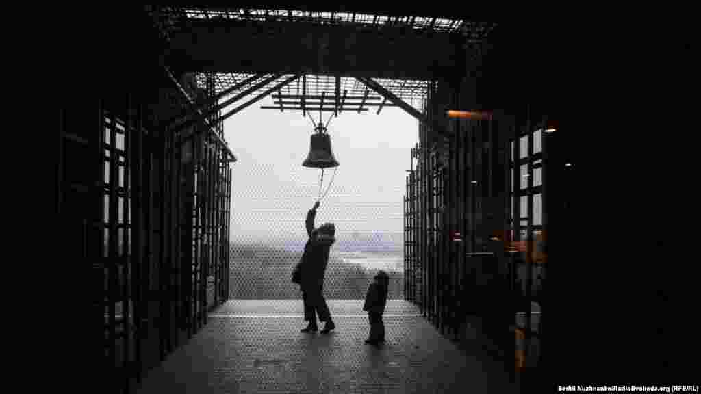 В пам'ять померлих і закатованих, і щоб чули живі