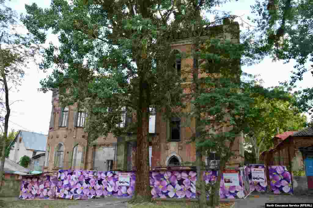 Ставропольские краеведы утверждают – в девятнадцатом веке в усадьбе жила грузинская княгиня, которая горячо любила искусство и не менее горячо – мужчин. Последних она убивала и закапывала в саду перед домом. Но замок приобрел дурную славу не только поэтому