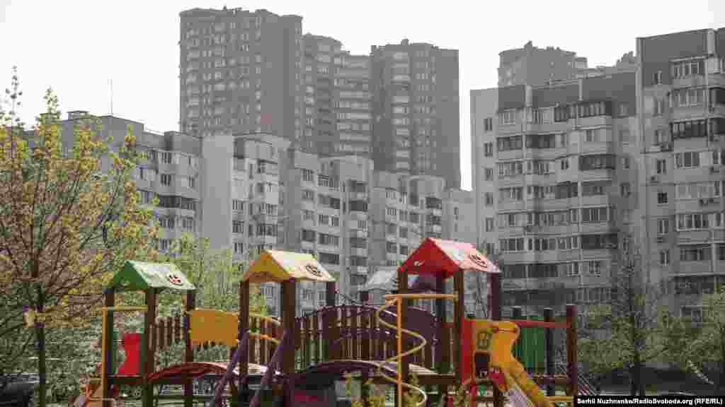 Порожній дитячий майданчик в одному зі спальних районів Києва. Станом на 20 квітня в Україні коронавірус виявили у 374 дітей