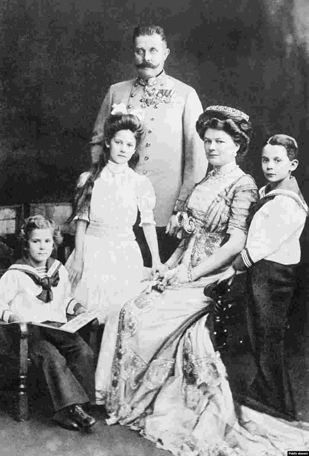 Франц Фердінанд із родиною. Дружина Софія, дочка Софія, і сини – Максиміліан та Ернст. 28 червня 1914 року принц Фердінанд поїхав з дружиною для інспекції армії Австро-Угорщини в Сараєві та відзначити річницю свого весілля з дружиною.