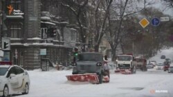 Одесса в снежном плену: тяжелая техника помогает расчищать многочисленные сугробы (видео) Одесса в снежном плену: тяжелая техника помогает расчищать многочисленные сугробы (видео)