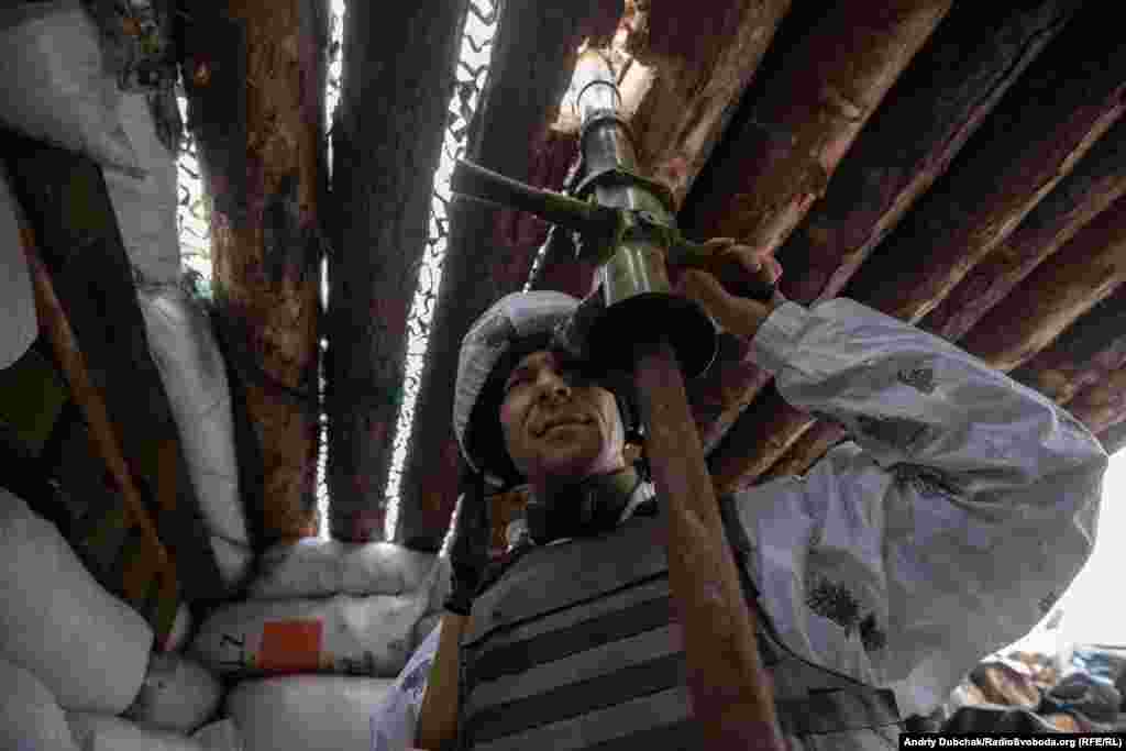 Український військовий спостерігає за активністю противника на передовій під Донецьком. Вдень більш-менш тихо, а вночі, як і раніше, російські гібридні сили активізують обстріли. Донеччина, 5 грудня 2019 року