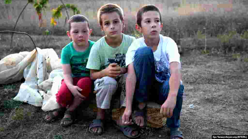 По центру – Мухаммад, сын Руслана Сулейманова, задержанного 27 марта после массовых обысков. Слева Мансур, справа – Али, дети Узеира и Теймура Абдуллаевых, фигурантов первого симферопольского «дела Хизб ут-Тахрир»