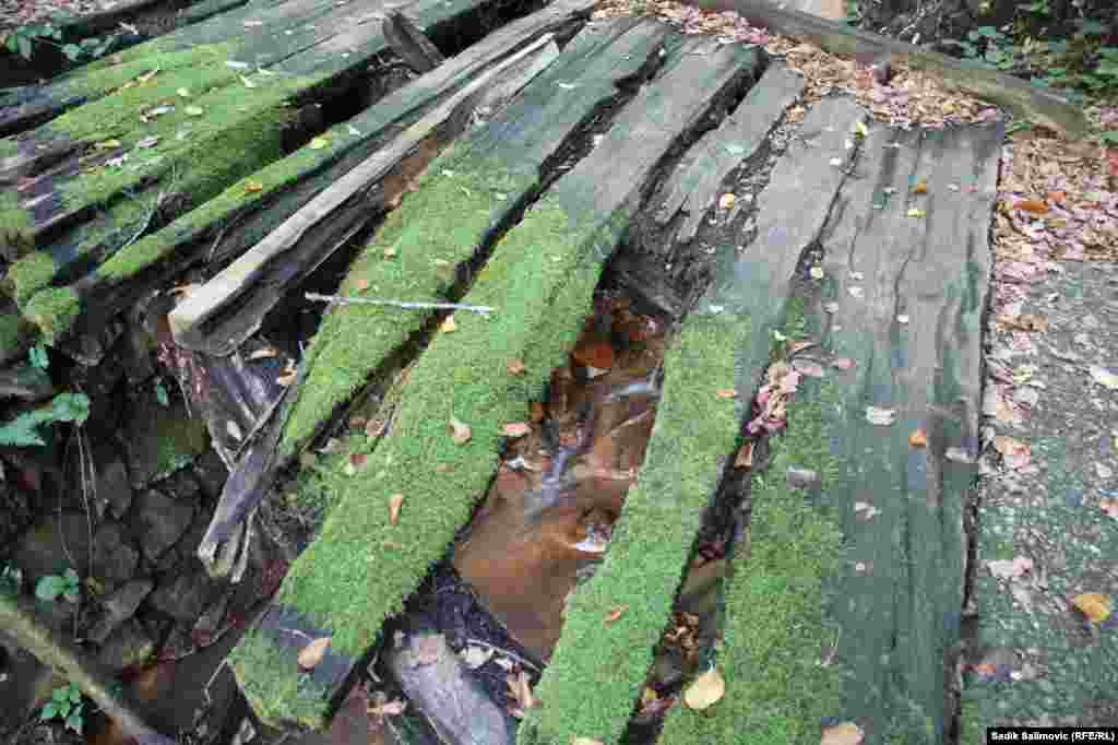 Znatno je oštećen most koji vodi do tzv. "očne vode".