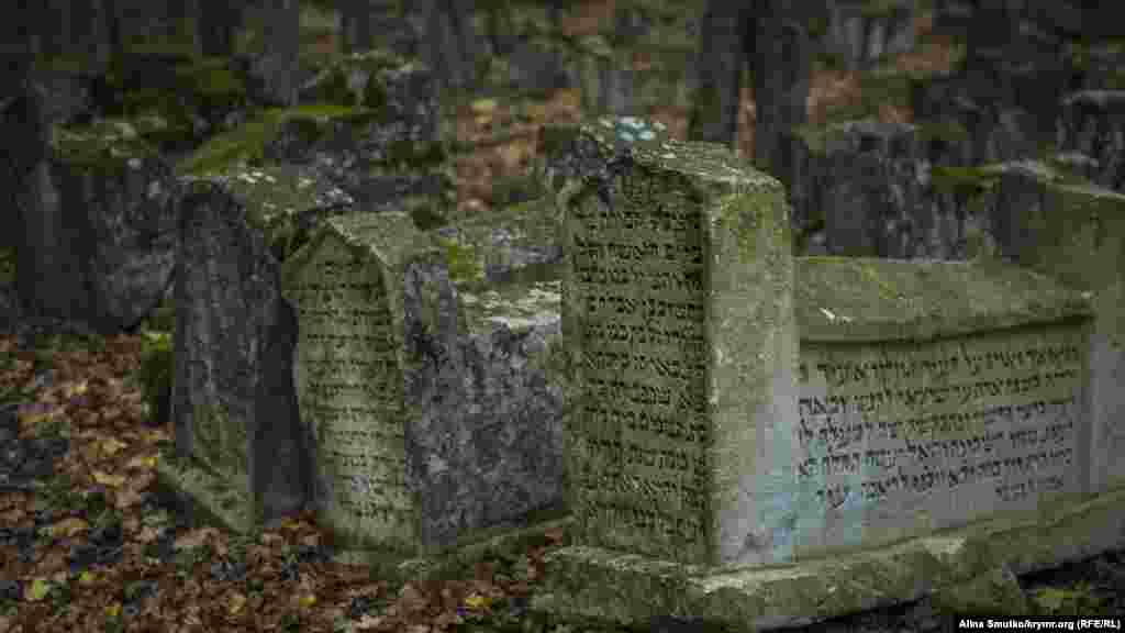 Газан (правитель) чуфут-кальской общины XIX века Соломон Бейм считал, что здесь покоится около 40 тысяч человек. Раскопки, которые проводили здесь в прошлом веке, показали, что еще многие надгробия скрыты под землей