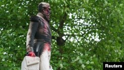 Памятник Леопольду II в Антверпене, облитый красной краской противниками расизма