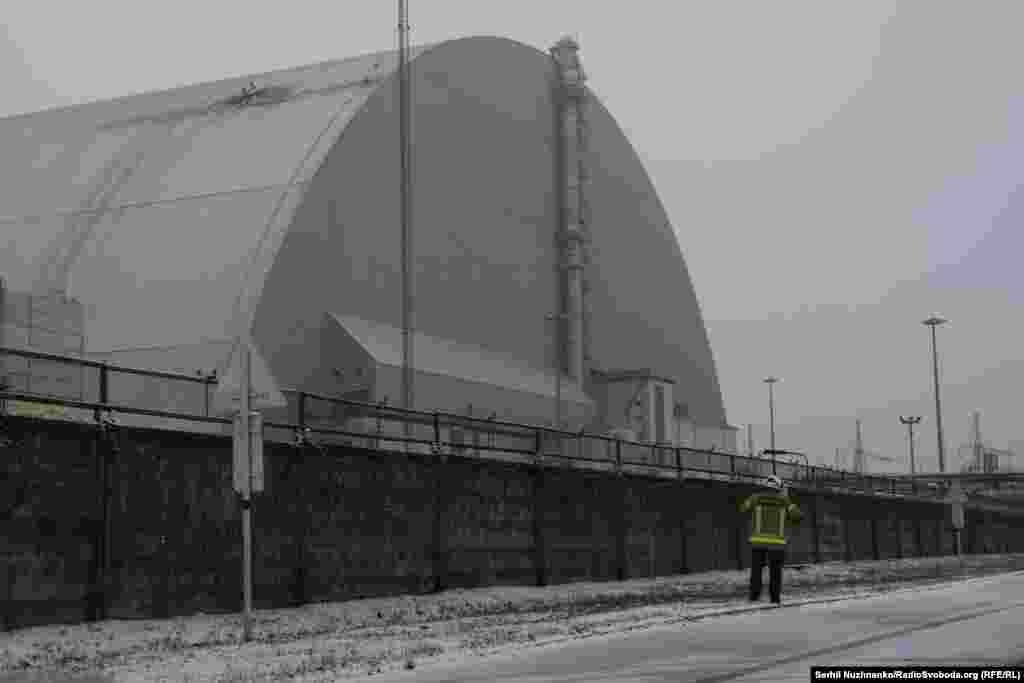 Роботи із відновлення укриття можуть виявитися складними, адже захисна споруда навколо 4-го енергоблока АЕС є складною інженерною конструкціє, каже в коментарі Радіо Свобода фахівець із ядерної енергетики Greenpeace Центральної та Східної Європи Шон Берні. Конфаймент спочатку звели поруч «саркофага», а потім на рейках насунули на нього.