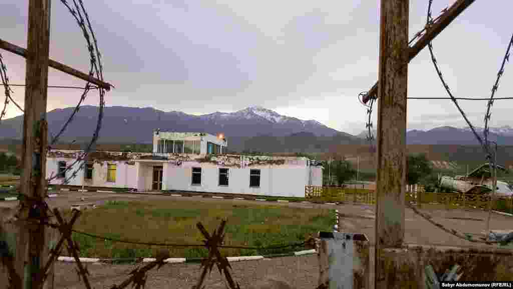 Сам аэропорт расположен на высоте 1277 метров над уровнем моря. Длина взлетной полосы – 1840 метров, ширина – 35 метров. В светлое время суток он способен принимать самолеты массой до 22 тонн