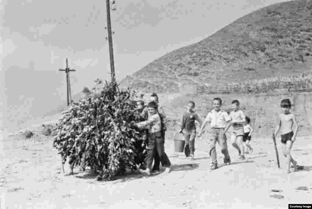 Дети проводят обряд вызывания дождя, сохранившийся с языческих времен.