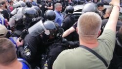 Сутички під Радою: власники «євроблях» поштовхалися з поліцією – відео Сутички під Радою: власники «євроблях» поштовхалися з поліцією – відео