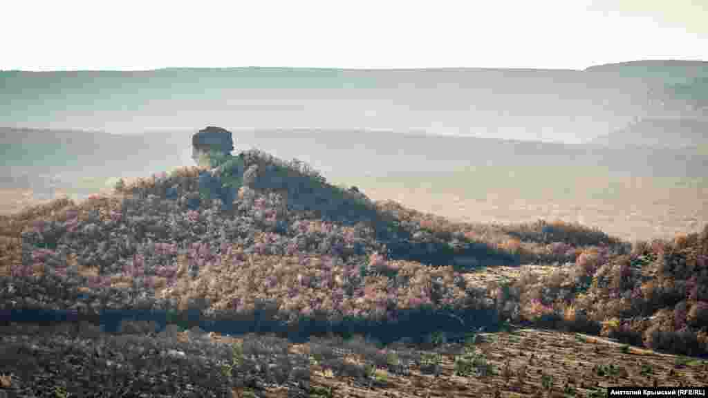 На противоположной стороне в легком утреннем тумане – скала Курбан-Кая (с крымскотатарского – «Жертвенная скала»). Туристы-пешеходники прозвали ее Кубышкой, чтобы таким образом отличать еще от одной Курбан-Кая близ поселка Щебетовка в Восточном Крыму