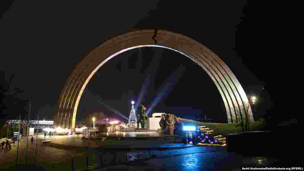 «Кришталевий палац», Арка Дружби народів. Під аркою встановили головну ялинку міста Києва, що заввишки 20 метрів. Ялинку та усю локацію прикрасили із дотриманням тематики казкового «кришталевого палацу»