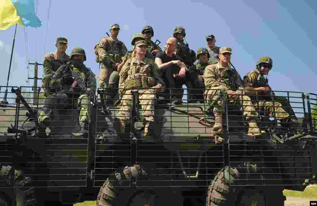 Прем’єр-міністр України Арсеній Яценюк під час командно-штабних навчань із залученням американських військових «Безстрашний захисник 2015». Яворівський полігон, 3 червня 2015 року