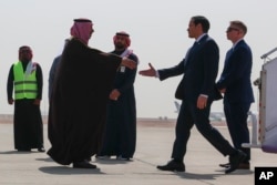 Державний секретар США Марко Рубіо (другий праворуч) прибуває до міжнародного аеропорту імені короля Халіда в Ер-Ріяді, Саудівська Аравія, 17 лютого 2025 року