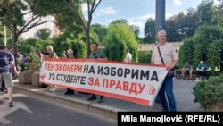 Baner sa porukom "Penzioneri na izborima uz studente i pravdu", 28. jun 2025.