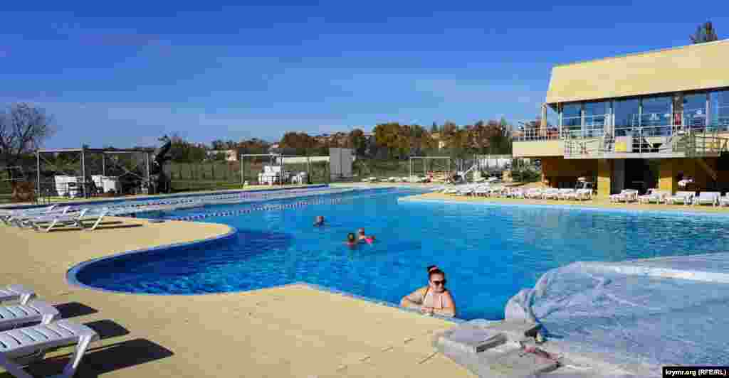 А это уже «Саксония» – развлекательный аквакомплекс, где подается обычная вода с подогревом