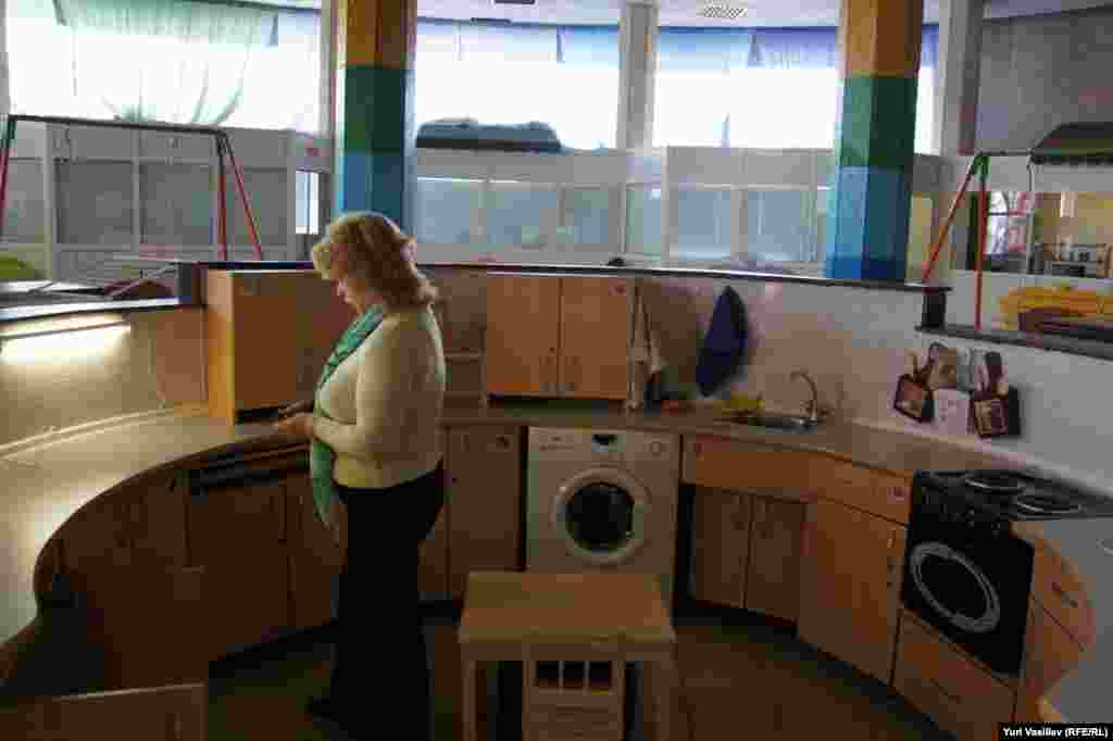 В этой "круглой кухне" детям помогают осваиваться с предметами быта.