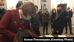 Сотрудники Роспотребнадзора во время открытия фестиваля "Бок о бок"