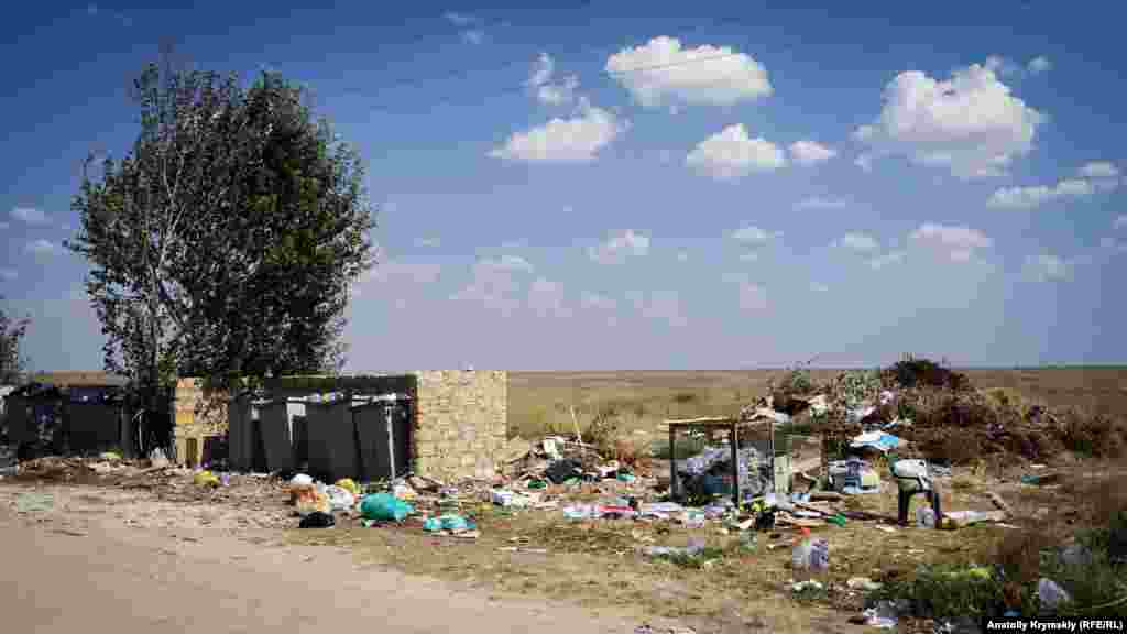 Бытового мусора на берегу озера – в избытке