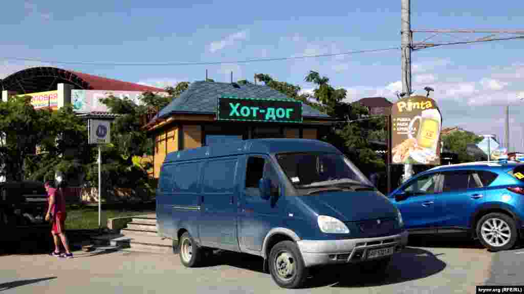 По дороге на «Золотой пляж» можно заметить машины с украинскими номерами