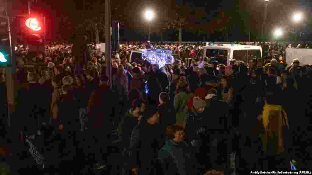 Величезні черги охочих потрапити на грандіозний концерт біля Бранденбурзьких воріт створив додаткові незручності. Дехто з туристів жартував, що на святкування падіння «великого» муру з’явилося багато «маленьких мурів». Потрапили не всі. Багато людей, втомившись від чекання, вирушили додому