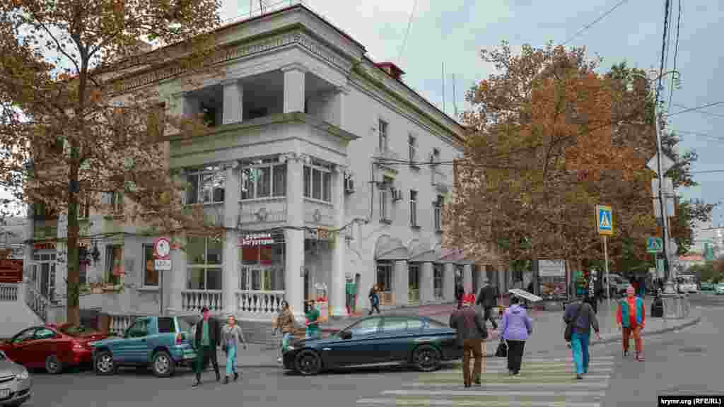 Трехэтажное здание на площади Лазарева, в котором в течение нескольких десятилетий находился магазин «Золотой ключик»