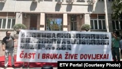 Performans "Čast i bruka žive dovijeka" uoči najavljenog glasanja o Sporazumu sa UAE