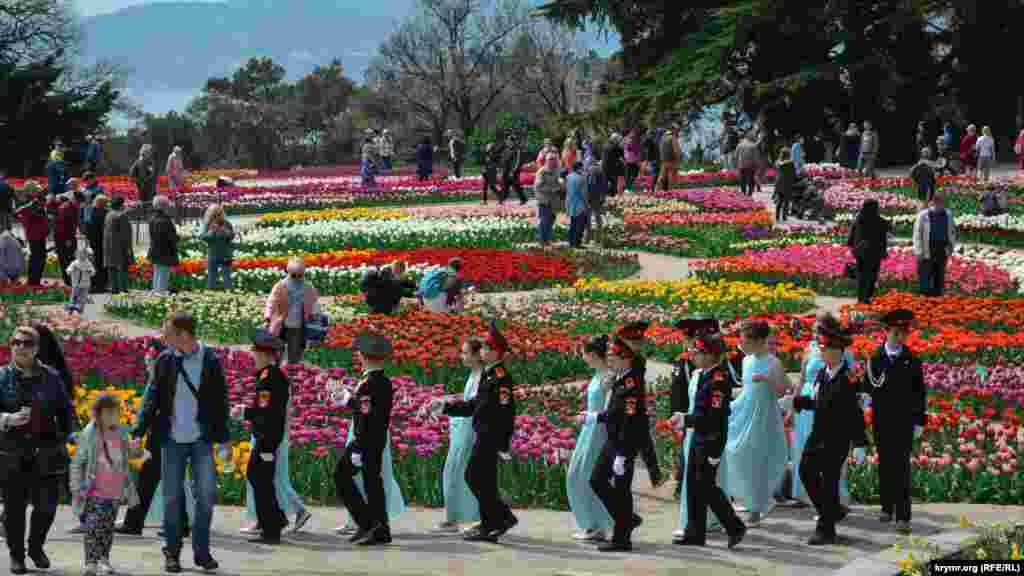 В Никитском ботаническом саду 10 апреля открыли ежегодный «Парад тюльпанов». Всего в ботсаду высадили 100 тысяч тюльпанов разных сортов. На торжественном открытии выступили учащиеся кадетских классов ялтинской школы №11