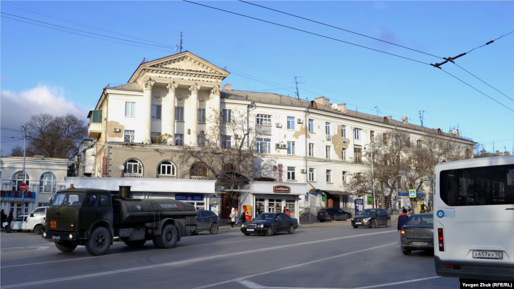 А четырехэтажный дом №27 возведен в 1959-м. «Дом с колоннами» потерял свой вид, когда в начале 2000-х перед ним построили капитальную остановку общественного транспорта «с пристроенными магазинами»