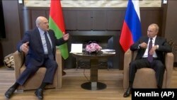 Президент Білорусі Олександр Лукашенко (ліворуч) і президент Росії Володимир Путін під час зустрічі в Сочі, 14 вересня 2020 року
