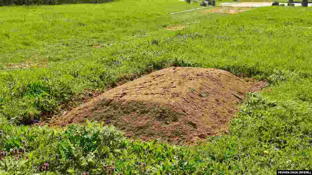 Останки солдат французского экспедиционного корпуса были обнаружены в декабре 2012 года при проведении строительных работ на месте закладки многоквартирного дома на улице Правды. Их перезахоронили только в октябре 2020 года 