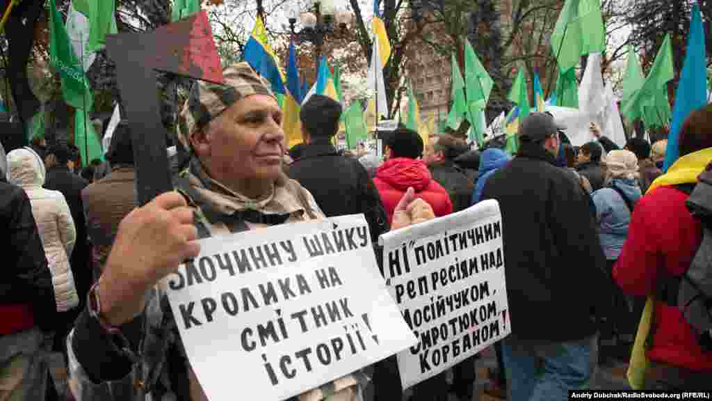 Учасник мітингу «Укропу» виступає проти політичних репресій