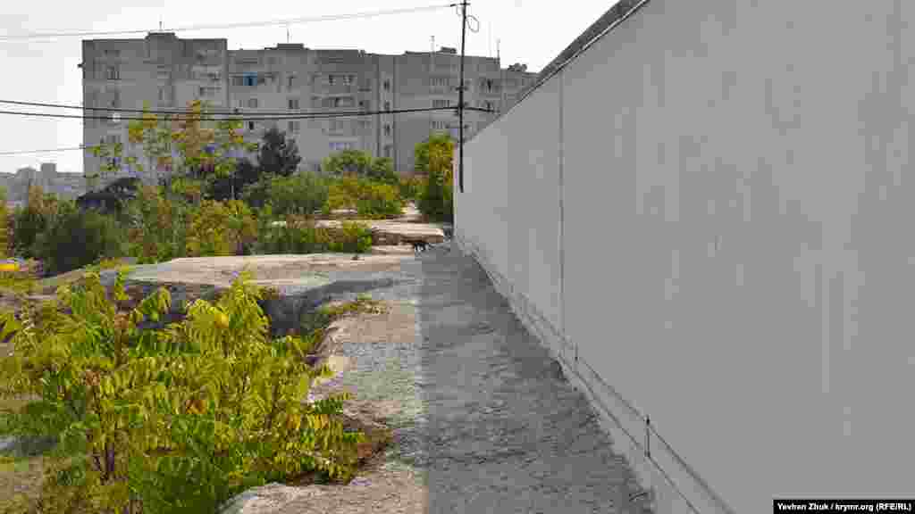 Современная пристройка к массиву батареи  