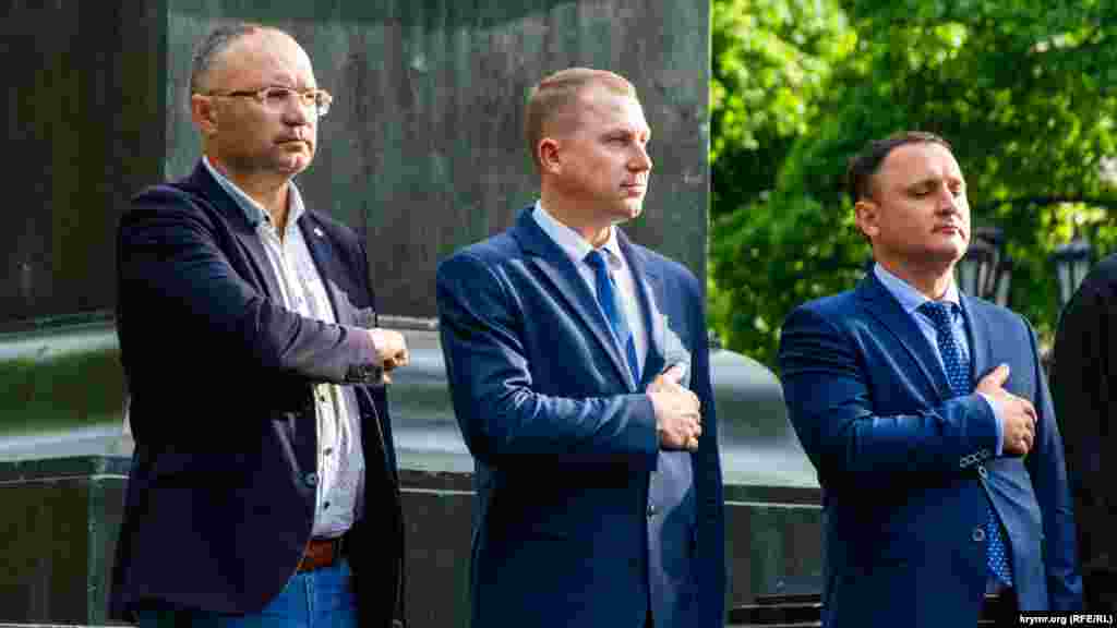 Глава южного межрегионального отделения Украинского института национальной памяти, историк Сергей Гуцалюк, ректор Одесского государственного университета Вячеслав Аброськин и бывший заместитель постоянного представителя Украины в Крыму Изет Гданов