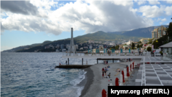 Опустевшая набережная и прохладное море: «бархатный сезон» в Ялте (фотогалерея)