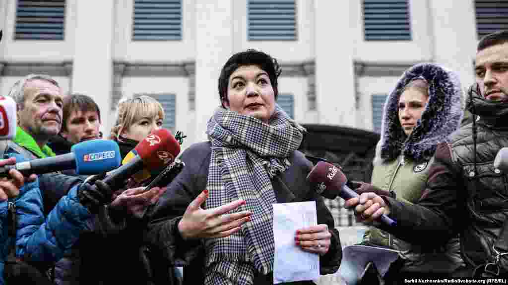 «Мы понимаем, что на российские власти сложно влиять. Но мы должны это делать. Неделю назад проходил суд над одним из сербских лидеров, который совершал преступления на территории бывшей Югославии. Владимир Путин и все его приспешники, которые совершают преступления в Крыму, также предстанут перед судом», – сказала координатор «КримSOS»Тамила Ташева