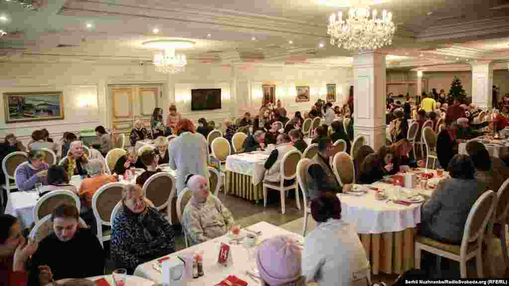 Протягом року члени Спільноти святого Егідія та руху «Молодь за мир» у вільний від роботи час готують їжу і виходять на вулиці міста, щоб підтримати людей в біді