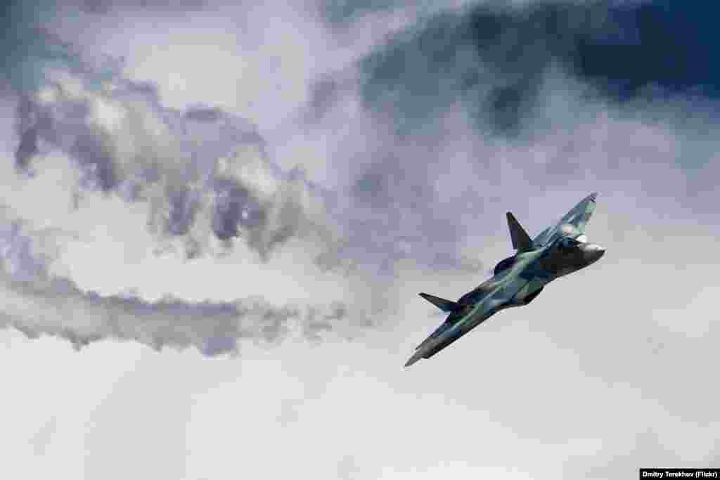 Российский Су-57 на авиасалоне. Самолет рекламировали как российское пятое поколение истребителей – и по технологии "невидимок", и по электронике, и по способности выполнять различные задачи на поле боя 