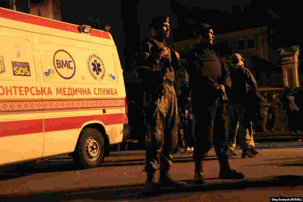 &laquo;Правий сектор&raquo; та представники інших формувань стверджують, що не збираються залишати Банкову&nbsp;