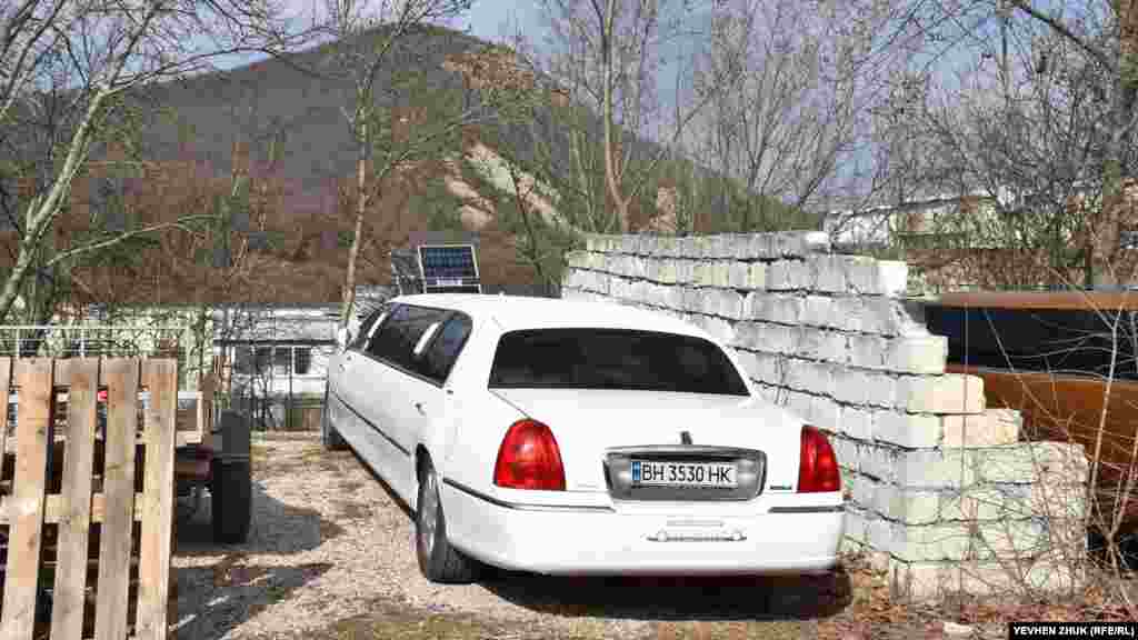 Под открытым небом стоит лимузин «Линкольн» с украинскими номерами