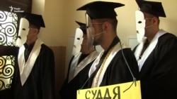 Львівські активісти символічно «поховали» корупцію у судах (відео) Львівські активісти символічно «поховали» корупцію у судах (відео)