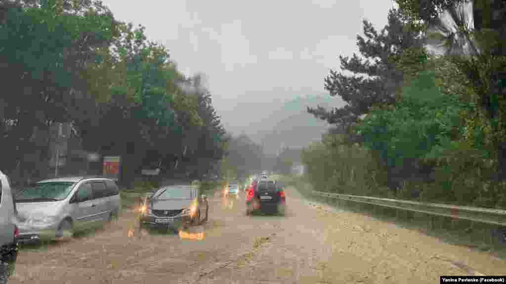 Ранее сообщалось, что в связи с обильными осадками в районе поселка Оползневое на Южнобережном шоссе произошел сход грязевой сели