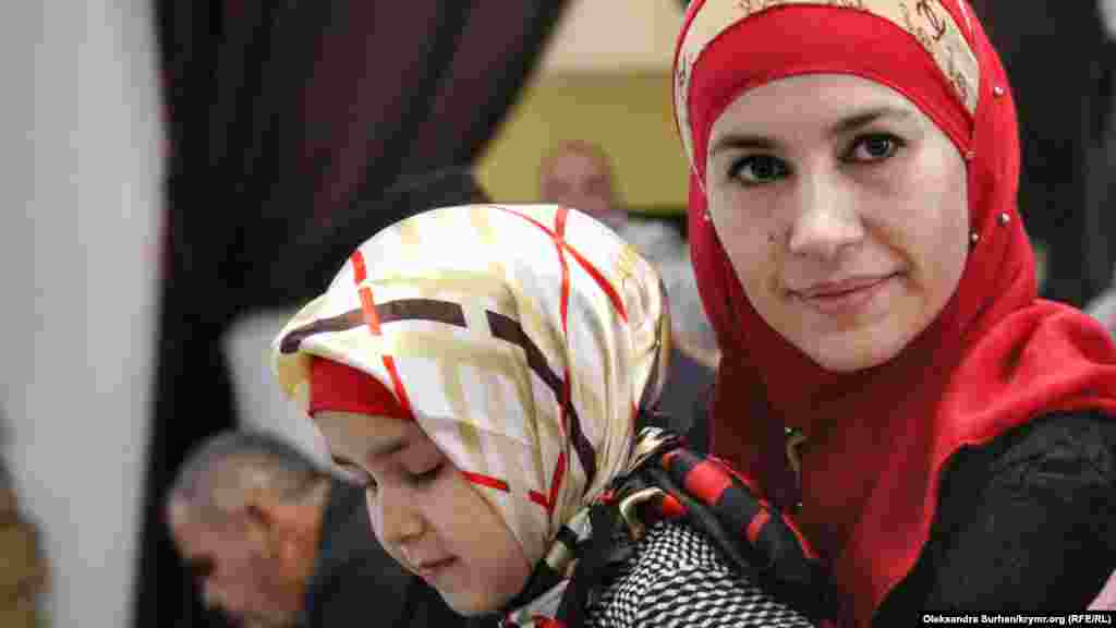 Семья Марлена Асанова – одного из крымских татар, обвиняемых в терроризме. Его дочь Сафие, сидящая на руках у мамы Айше, подписала открытку отцу перед собранием. Она написала: «Баба (с крымскотатарского – «папа» – КР), как ты? Я по тебе скучаю! Очень сильно люблю! Жду тебя! Ты мое солнышко! Твоя Сафие»