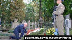 Тодішній міністр оборони Польщі Антоній Мацеревич кладе вінок на могилу генерала армії УНР Марка Безручка. Варшава, 15 серпня 2017 року