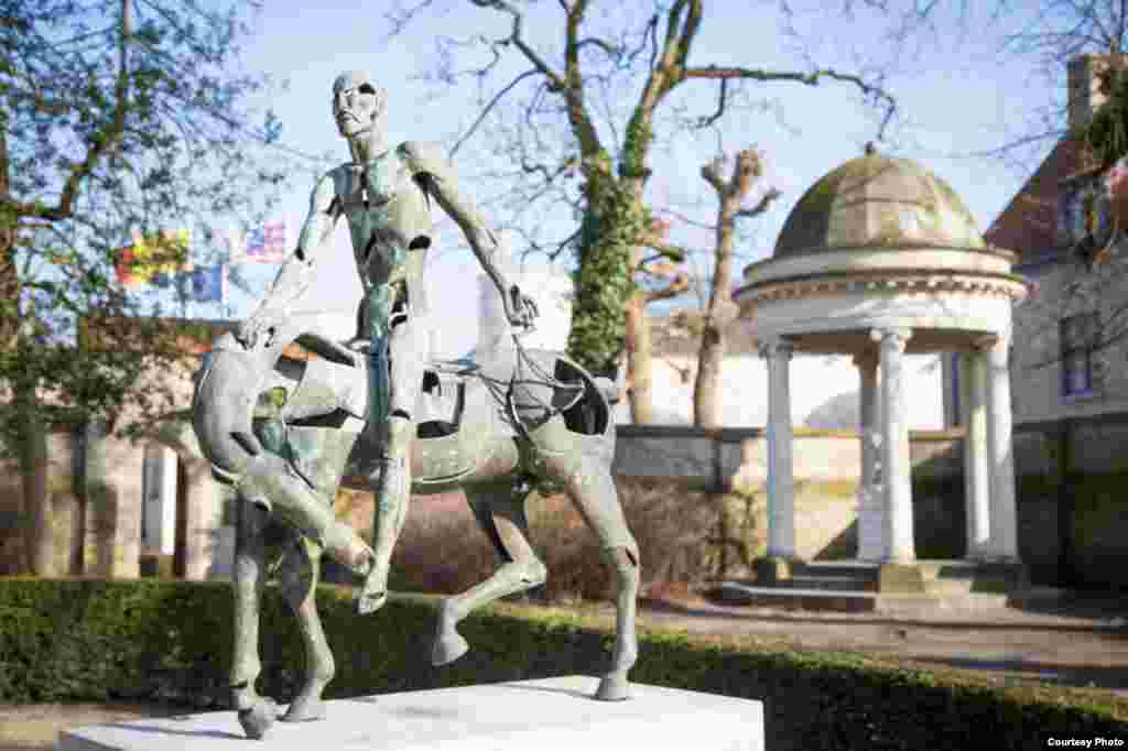 "И вот, конь вороной, и на нем всадник, имеющий меру в руке своей. И слышал я голос посреди четырех животных,говорящий: хиникс пшеницы за динарий, и три хиникса ячменя за динарий; елея же и вина не повреждай..."  