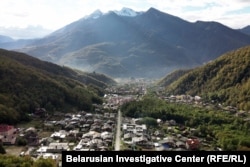 Краєвид, який відкривається з котеджів. Знімок з дрона, зроблений у жовтні 2025 року