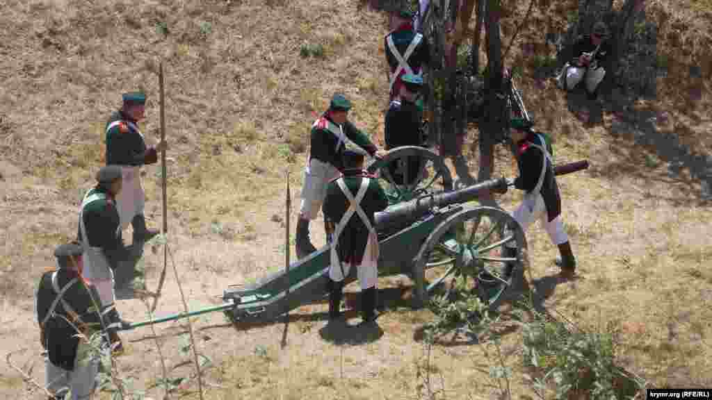 В реконструкции применялись пушки и ружья времен Крымской войны. Бой проходил во рву недалеко от здания Панорамы. Стреляли настоящими ядрами