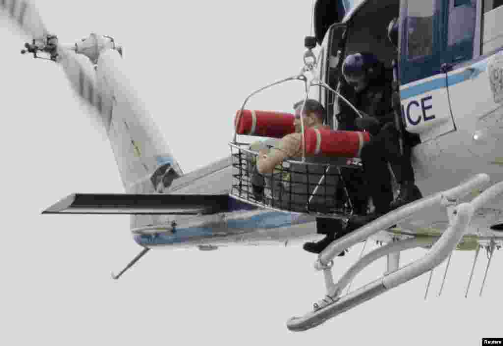 В середине сентября 2013 года в штаб-квартире ВМС США в «Вашингтон Нейви-Ярд» бывший работник базы 34-летний Аарон Алексис открыл стрельбу по военным. Он убил 12 человек, 8 получили тяжелые ранения. Сам Алексис был убит во время часовой перестрелки с полицией. На фото – полицейский вертолет эвакуирует одного из военных с базы