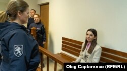 Євгенія Гуцул (праворуч) у залі суду, квітень 2025 року