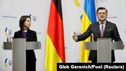 Міністр закордонних справ України Дмитро Кулеба (праворуч) і очільниця МЗС Німеччини Анналена Бербок під час спільної пресконференції. Київ, 7 лютого 2022 року